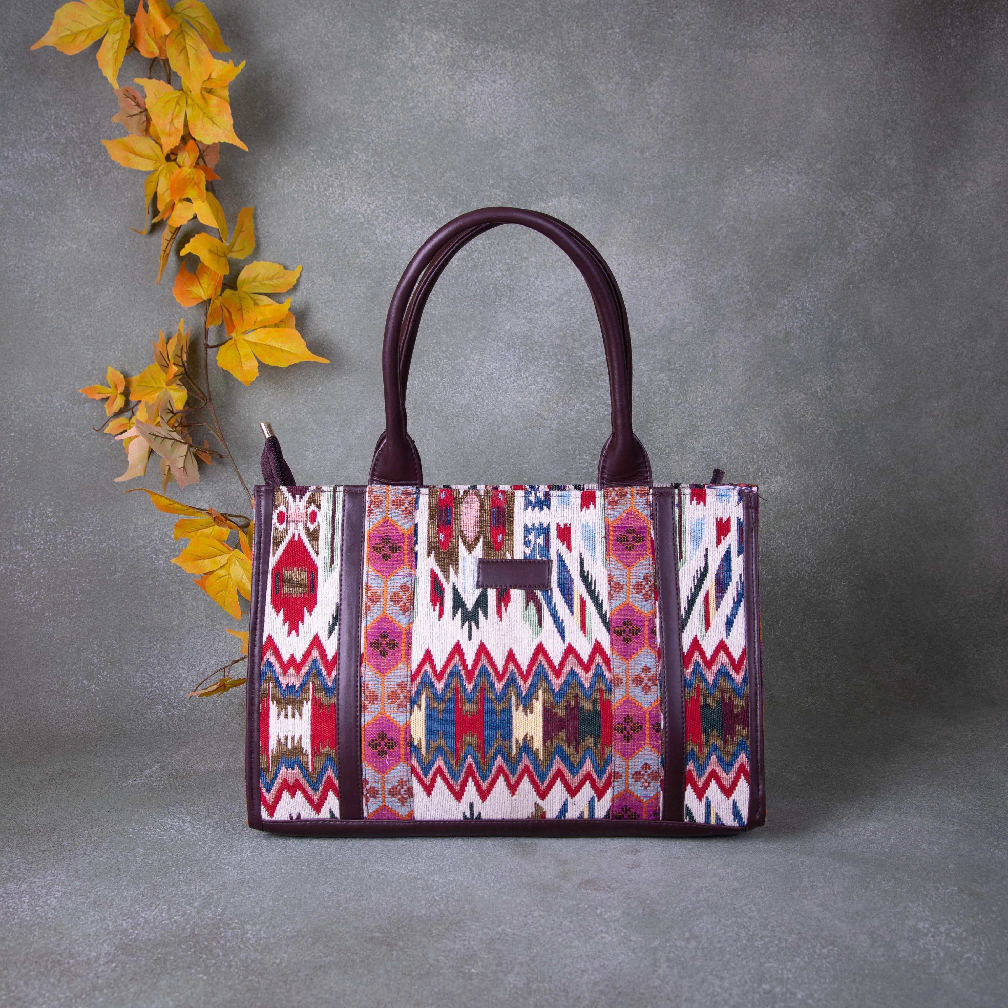 Chic Laptop Totes White with Red Colour zig zag Design