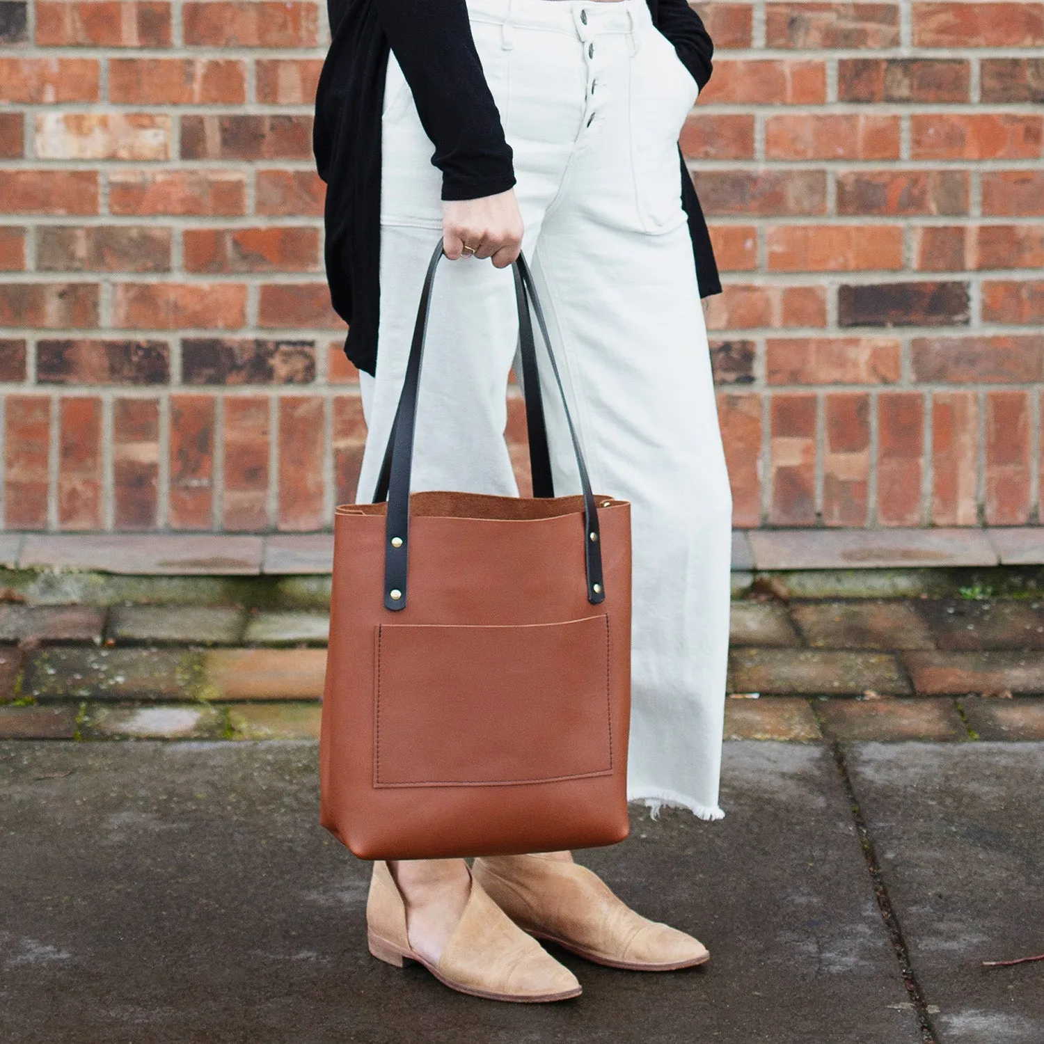 Medium Classic Tote - Honey Leather